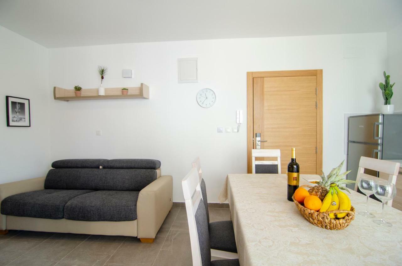 Apartments Sara 4 Bol Eksteriør billede